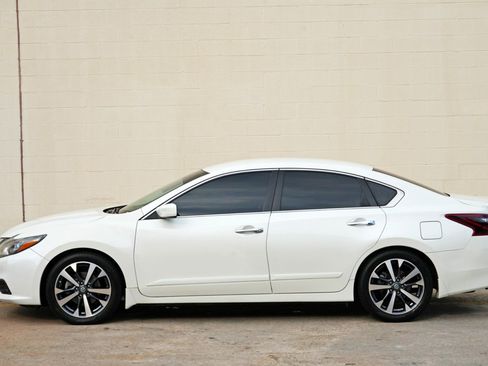 Used 2017 Nissan Altima 2.5 SR FWD image 42