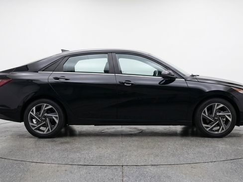 Used 2025 Hyundai Elantra SEL FWD image 11