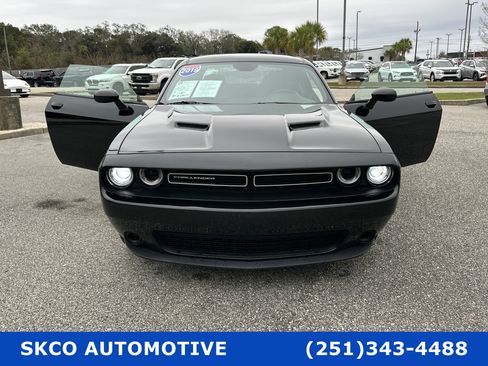 Used 2019 Dodge Challenger SXT image 30