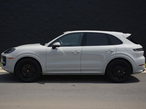 Certified 2025 Porsche Cayenne S AWD/4WD image 2