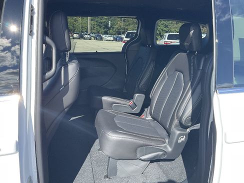 New 2026 Chrysler Pacifica Select AWD/4WD image 9