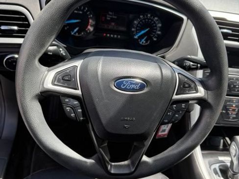 Used 2015 Ford Fusion SE FWD image 18