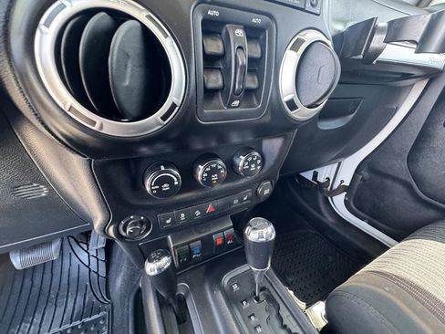 Used 2011 Jeep Wrangler Unlimited Rubicon w/ Connectivity Group AWD/4WD image 28