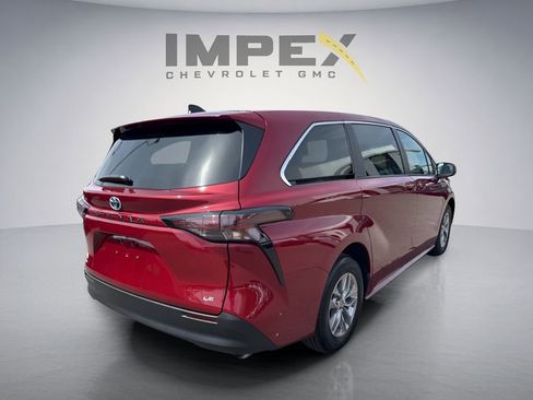Used 2025 Toyota Sienna LE FWD image 5
