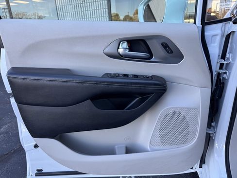 Used 2022 Chrysler Pacifica Touring-L image 2