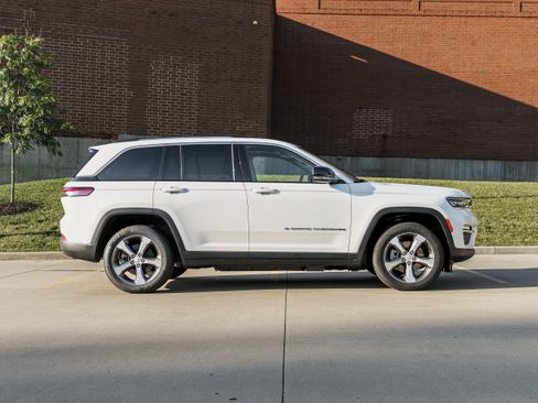 Used 2023 Jeep Grand Cherokee 4WD 4xe image 3