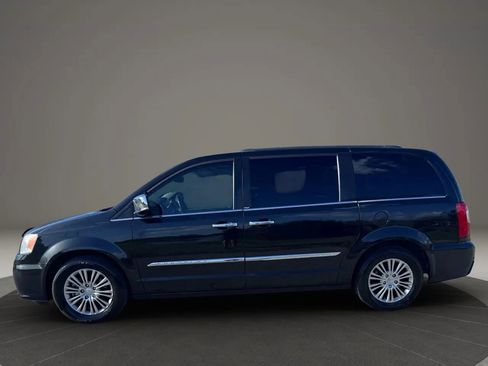 Used 2014 Chrysler Town & Country Touring-L w/ Driver Convenience Group FWD image 4