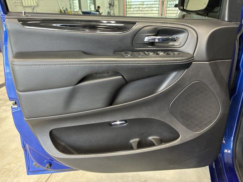 Used 2020 Dodge Grand Caravan SXT w/ Driver Convenience Group FWD image 21