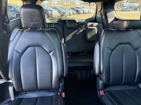Used 2025 Chrysler Pacifica Select image 9
