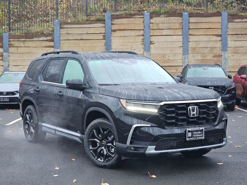 New 2025 Honda Pilot Touring image 2