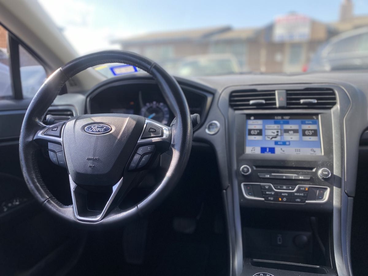 Used 2018 Ford Fusion SE w/ Equipment Group 201A FWD image 12