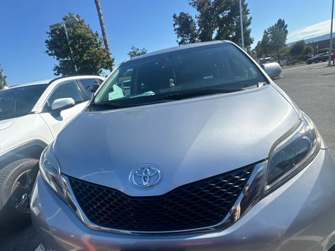Used 2017 Toyota Sienna SE FWD image 8