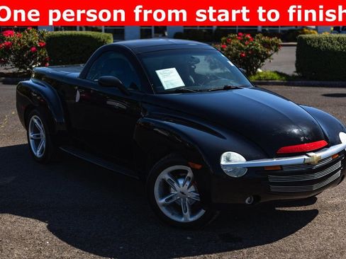 Used 2004 Chevrolet SSR w/ Preferred Equipment Group image 2