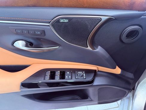 Certified 2025 Lexus ES 300h Ultra Luxury w/ Accessory Package (Z1) image 21