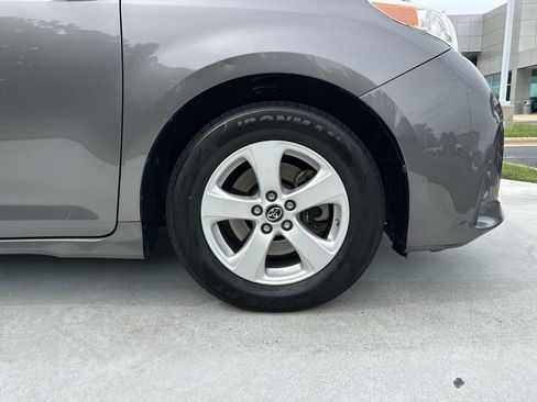 Used 2018 Toyota Sienna LE FWD image 13