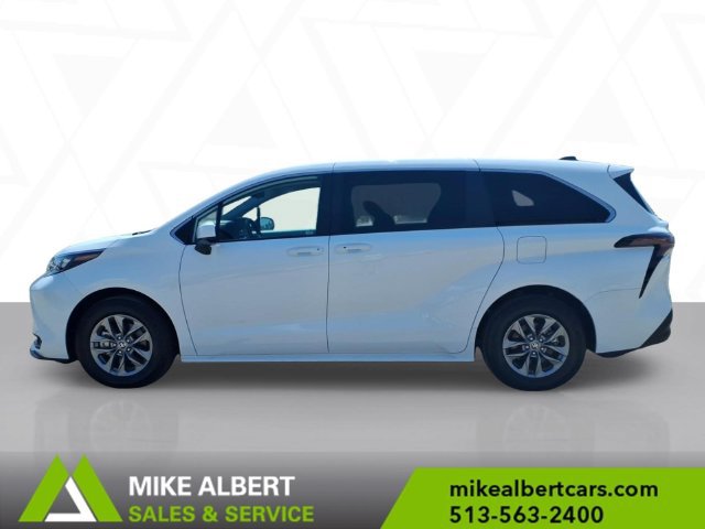 Used 2025 Toyota Sienna LE FWD image 4