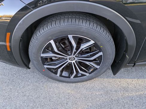 Used 2023 Toyota Crown XLE image 23