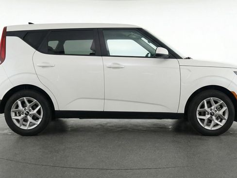 Used 2025 Kia Soul LX w/ LX Technology Package FWD image 11