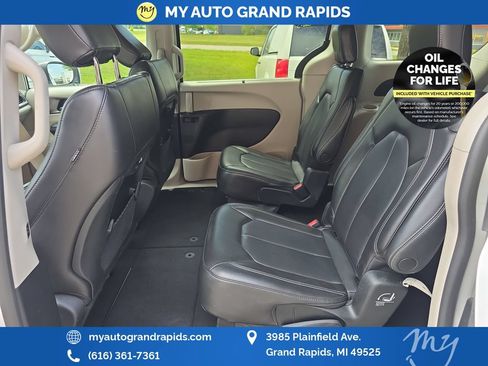 Used 2023 Chrysler Pacifica Touring-L FWD image 26