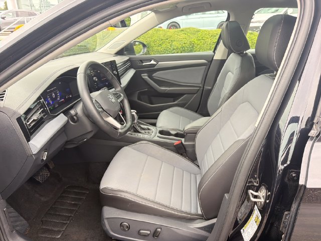 Certified 2025 Volkswagen Jetta SE w/ Sunroof Package FWD image 10