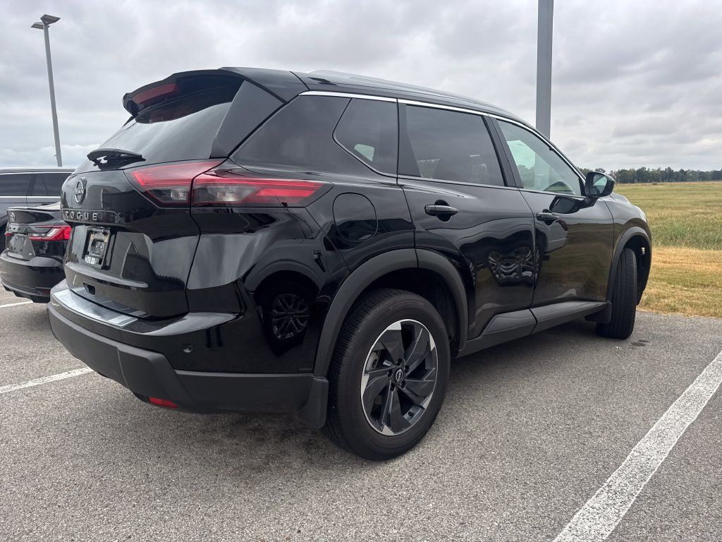 Used 2025 Nissan Rogue SV w/ SV Premium Package FWD image 5