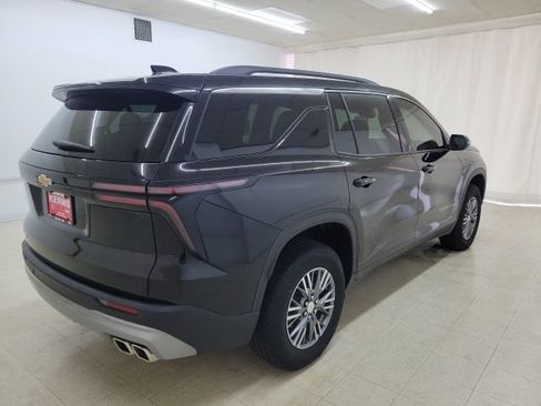 Used 2025 Chevrolet Traverse LT FWD image 4