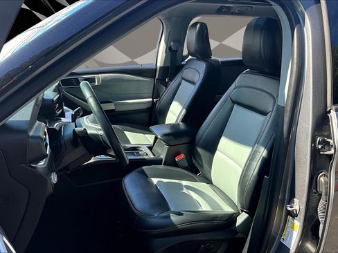 Used 2022 Ford Explorer XLT w/ Equipment Group 202A image 25