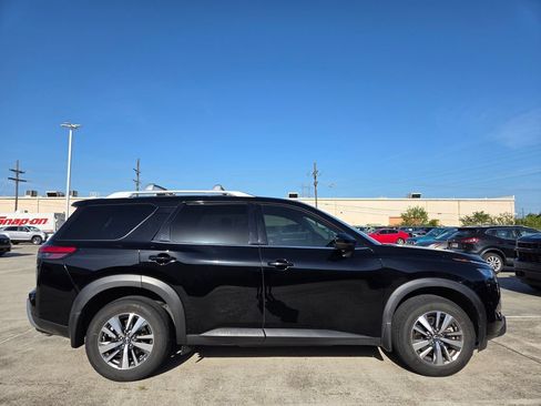 Used 2024 Nissan Pathfinder SL FWD image 6