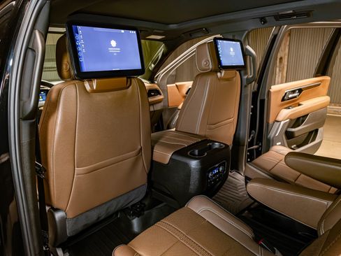 Used 2025 Chevrolet Suburban High Country image 21