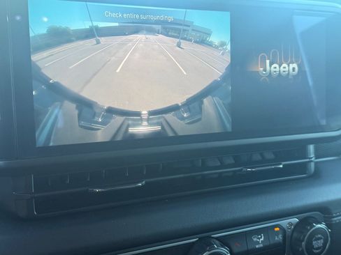 Used 2025 Jeep Wrangler Unlimited Rubicon image 17