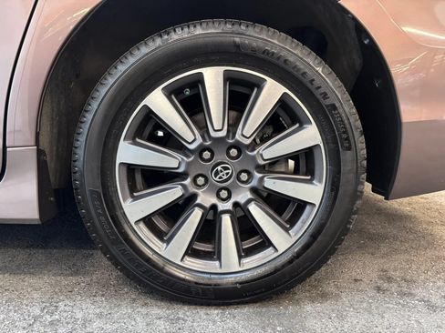 Used 2019 Toyota Sienna XLE w/ XLE Navigation Package AWD/4WD image 7