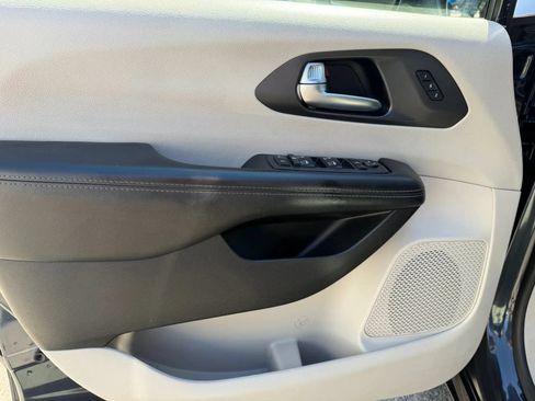 Used 2020 Chrysler Pacifica Limited FWD image 14