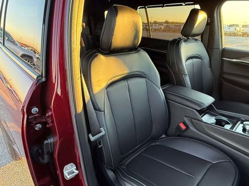 New 2025 Jeep Grand Cherokee L Limited w/ Luxury Tech Group II image 21