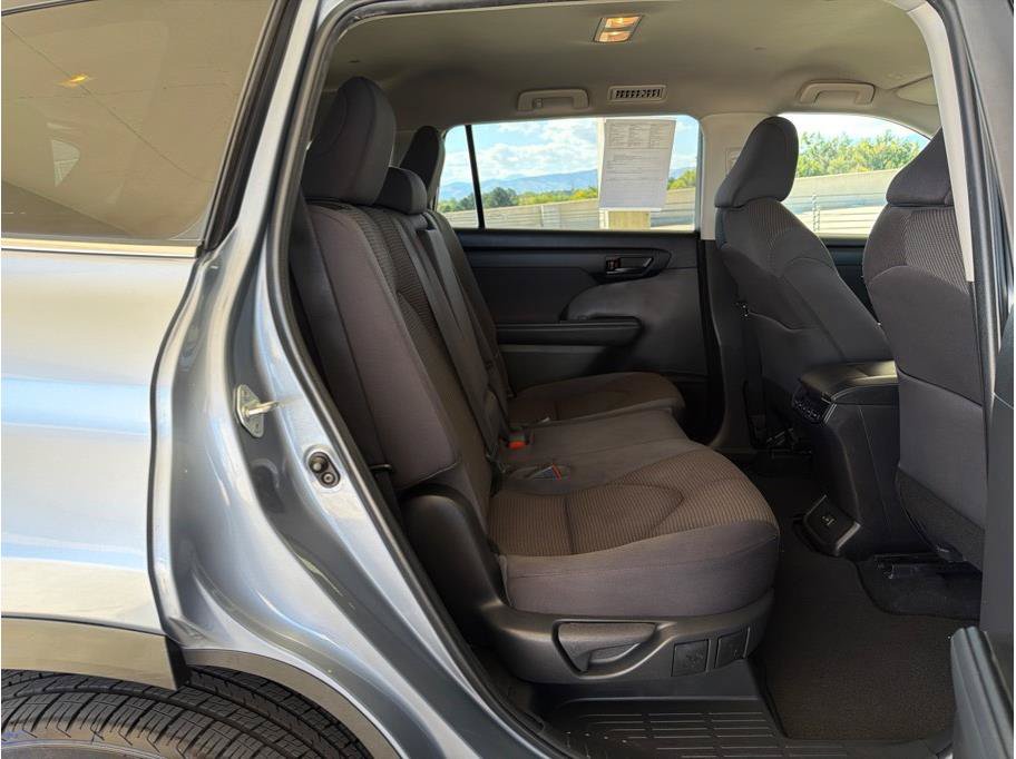 Used 2023 Toyota Highlander LE AWD/4WD image 14