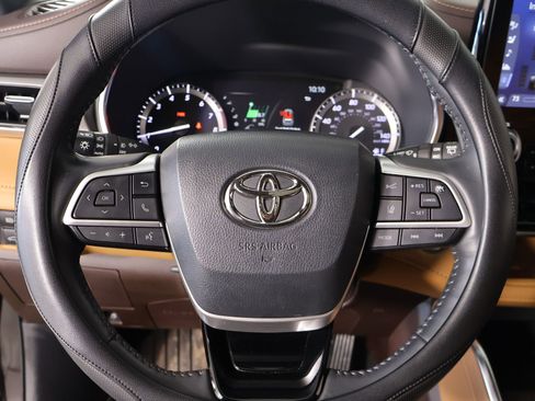 Used 2022 Toyota Highlander Platinum image 3