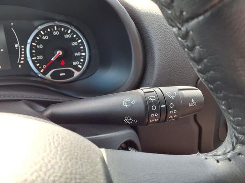 Used 2015 Jeep Renegade Latitude FWD image 22
