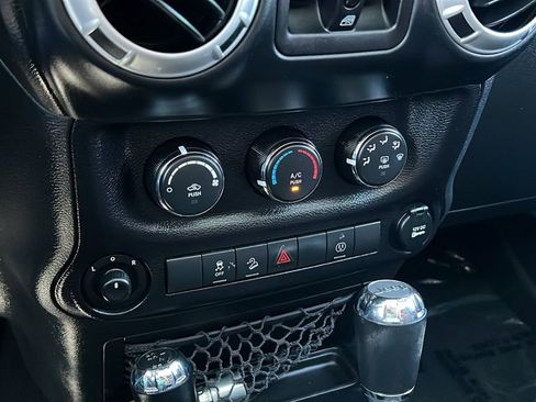 Used 2017 Jeep Wrangler Unlimited Rubicon AWD/4WD image 16
