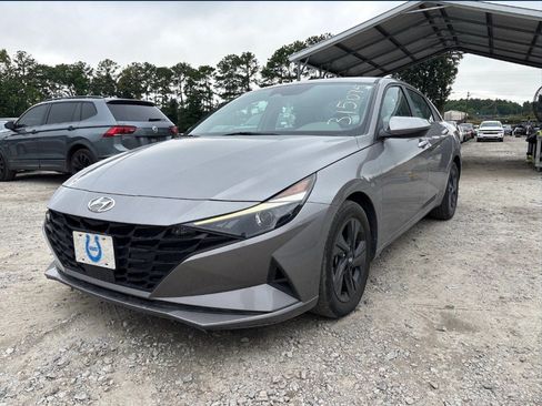 Used 2022 Hyundai Elantra SEL w/ Convenience Package FWD image 4