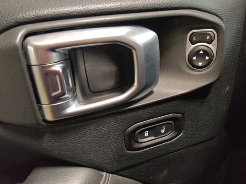 Used 2018 Jeep Wrangler Unlimited Sahara image 27