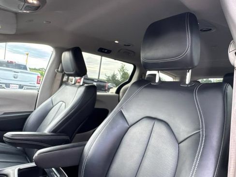 Used 2024 Chrysler Pacifica Touring-L FWD image 27