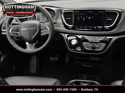 Used 2025 Chrysler Pacifica Select FWD image 11
