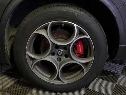 Used 2023 Alfa Romeo Stelvio Ti image 8