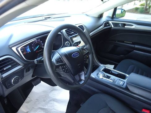 Used 2017 Ford Fusion SE w/ Fusion SE Technology Package FWD image 12