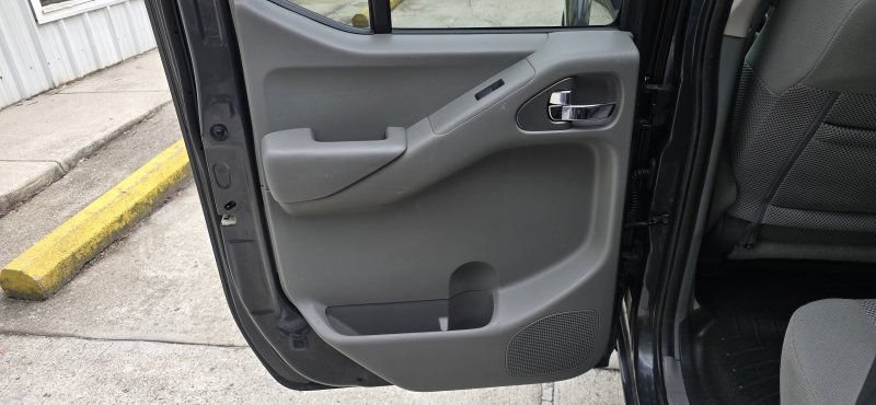 Used 2015 Nissan Frontier SV AWD/4WD image 29
