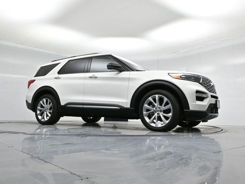 Certified 2022 Ford Explorer Platinum w/ Technology Package image 4