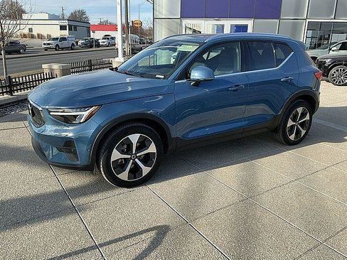 Certified 2025 Volvo XC40 B5 Plus AWD/4WD image 11