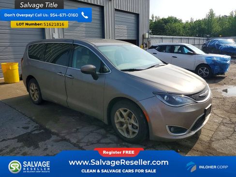 Used 2017 Chrysler Pacifica Touring Plus w/ Tire & Wheel Group FWD image 5