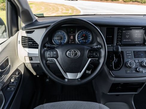 Used 2019 Toyota Sienna LE FWD image 23