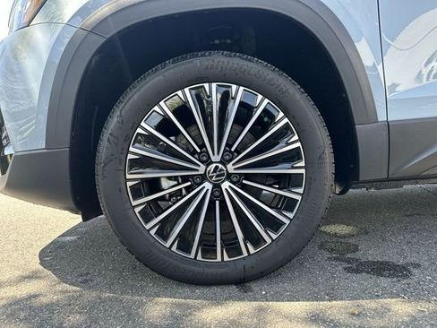 New 2026 Volkswagen Taos SE image 11