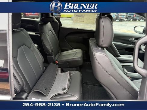 New 2025 Chrysler Pacifica Select image 13